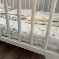 ベビーベッド IKEA製+ マットレス + 敷きパッド + カバーの画像