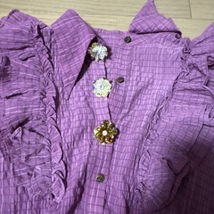 紫シャツと花柄スカートの画像