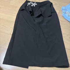 青いシャツと黒いスカートセットの画像