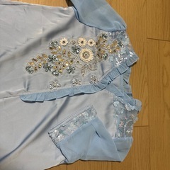 青いシャツと黒いスカートセットの画像