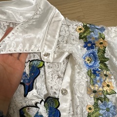 刺繍レース上とデニムスカートの画像