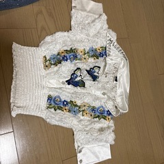 刺繍レース上とデニムスカートの画像