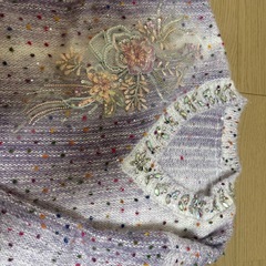 紫ニットと刺繍白いスカートの画像