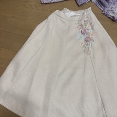 紫ニットと刺繍白いスカートの画像