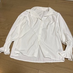 三点セットデニムズボンと白いシャツの画像