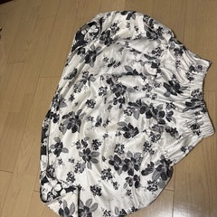 ブラックニット(襟外せる)と白黒柄スカートの画像