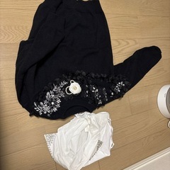 ブラックニット(襟外せる)と白黒柄スカートの画像