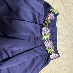 花柄白いシャツと紫刺繍スカートの画像