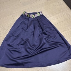 花柄白いシャツと紫刺繍スカートの画像