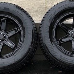 ランドクルーザープラド   スタッドレスタイヤの画像