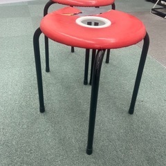 【無料】丸椅子（スツール）｜スタッキング可｜表面破れあり｜作業用などにの画像