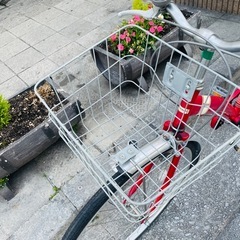 『ＳＡＬＥ　３０％』　ママチャリ　２６インチ　ライト　カゴ　付き　赤　配達可能の画像