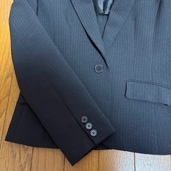 グレーストライプ柄スーツの画像