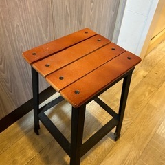 テーブルと椅子の画像