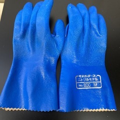 耐油性・耐突刺性ニトリル手袋600（Mサイズ）と未使用・未開封の軍手の画像