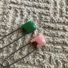 2個　安全ピン　昭和レトロ　長さ約4㎝　ピンク　グリーン　※欠け折れありの画像