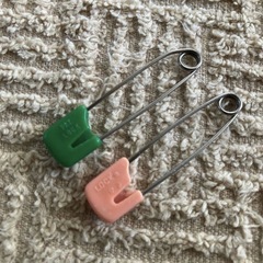 2個　安全ピン　昭和レトロ　長さ約4㎝　ピンク　グリーン　※欠け折れありの画像