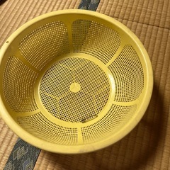 ザルと皿の画像