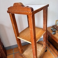 タイル天板付き キャスター付き木製サイドテーブル　インテリアの画像