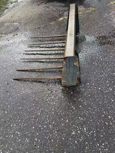 中古 トラクター用リアキャリア（作業台） トラクター後部に取り付けて使用する作業台です。 農作業や荷物の運搬に便利です。 中古 トラクター用リアキャリア（作業台） トラクター後部に取り付けて