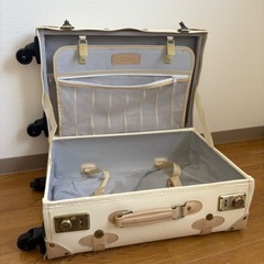 白スーツケースの画像