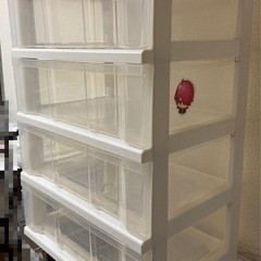 プラスチック衣装ケース4段の画像