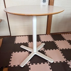丸テーブルの画像