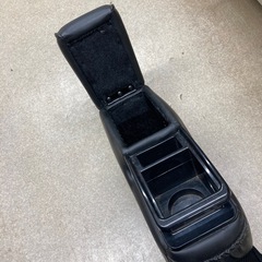センターコンソールボックス（アームレスト）です。﻿ 収納ボックス　アームレスト　ドリンクホルダーの画像