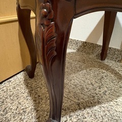 猫足の椅子の画像