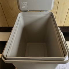 IKEA　ふた付きゴミ箱 の画像