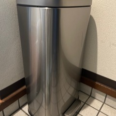 【受付終了】ステンレス製ゴミ箱の画像