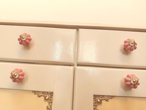 珍しくて可愛い花柄の木製棚。収納ゴミ箱が 2つ付いています。