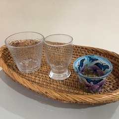 ガラスコップとカゴの画像