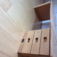 引き出し付き低い机の画像