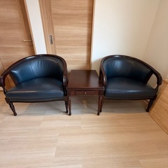 Kent-Court マルニ木工 ブリティッシュ1人掛けソファ2脚とテーブルの画像