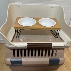 犬猫用品4点　クレート　トイレ　お皿の画像