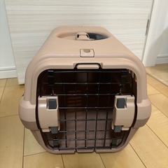 犬猫用品4点　クレート　トイレ　お皿の画像