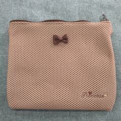 前部分角にプリンセスの筆記体で刺繍がありますメッシュポーチです。の画像