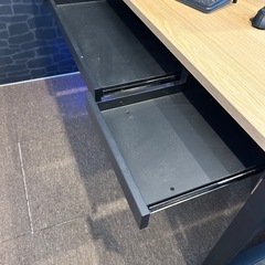 PCデスク（木目調×ブラック脚）の画像