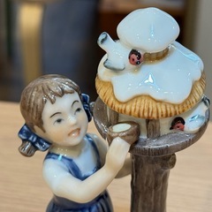 B8049【ロイヤルコペンハーゲン】フィギュリン 少女と小鳥の巣箱 757 2001年 アニュアルフィギュリンの画像
