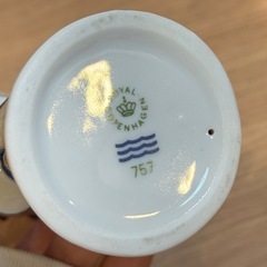 B8049【ロイヤルコペンハーゲン】フィギュリン 少女と小鳥の巣箱 757 2001年 アニュアルフィギュリンの画像