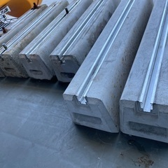 レール付きコンクリートブロックの画像