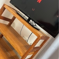 【Sharp 32インチ液晶テレビ（2018年製）】テーブル付きの画像