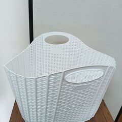 【洗濯カゴ付】洗濯機ラック（ランドリーラック）ホワイト / 棚2段タイプ　の画像