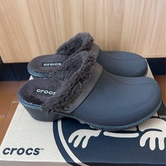 crocs ブラウンファーサンダルの画像