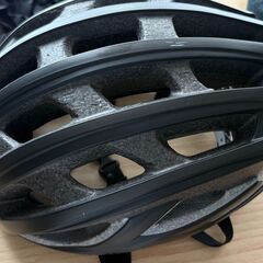 スペシャライズドのヘルメット、シマノのグローブ、スボンの裾止めの画像
