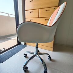 回転チェア　PUレザー　クリームベージュ×オレンジ色　1年弱使用　高さ調節可能　一体型アームレストの画像