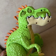 色がかわいい恐竜のラジコンの画像