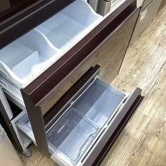 赤と黒のグラデーションが素敵な3ドア冷蔵庫が入荷しました！の画像