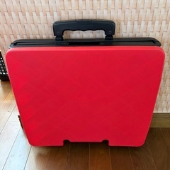 アウトドア椅子1脚とコンテナキャリー1個の画像